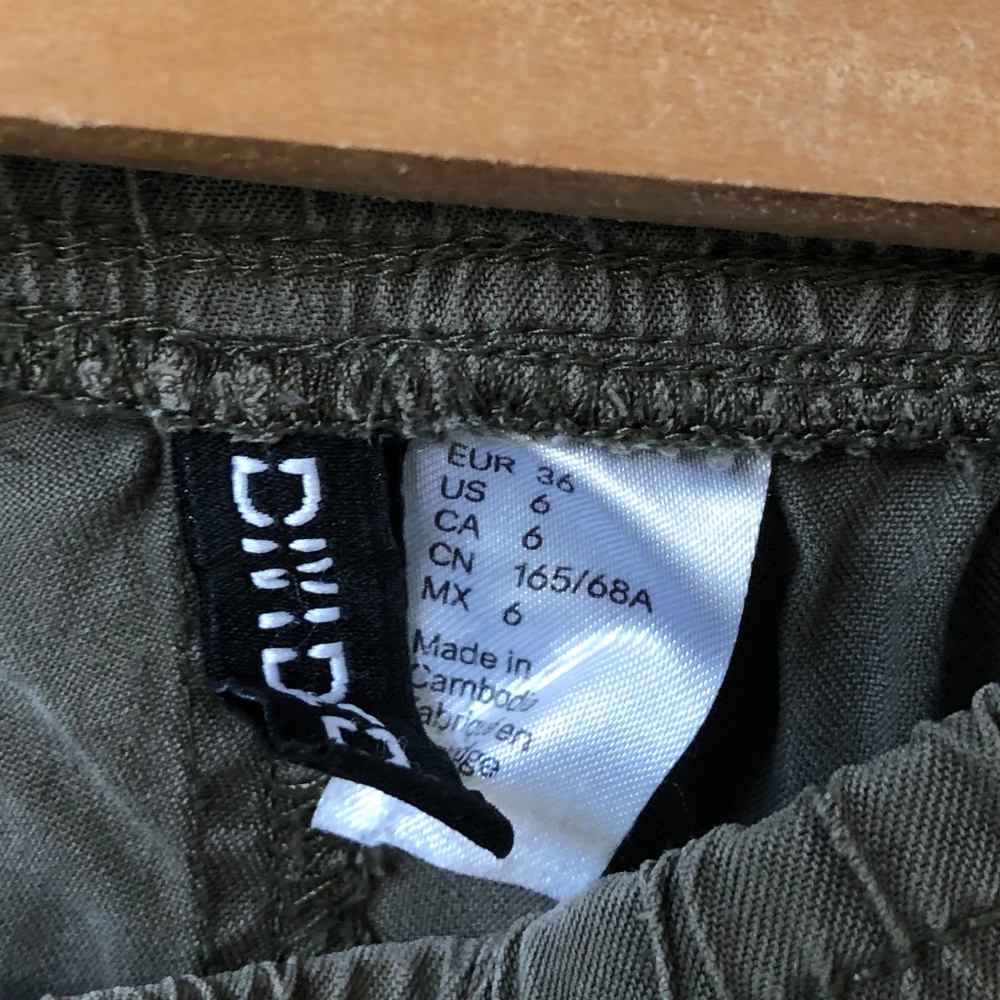FOREST GREEN SHORTS - Picture 2 of 3